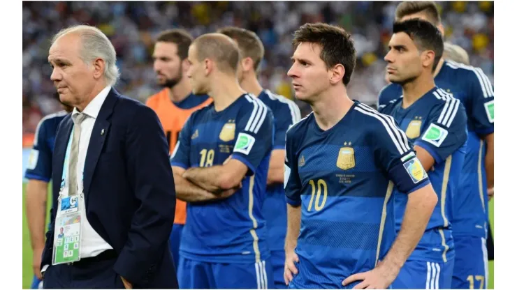 Head coach Alejandro Sabella of Argentina looks on with Lionel Messi after 2014 World Cup final
