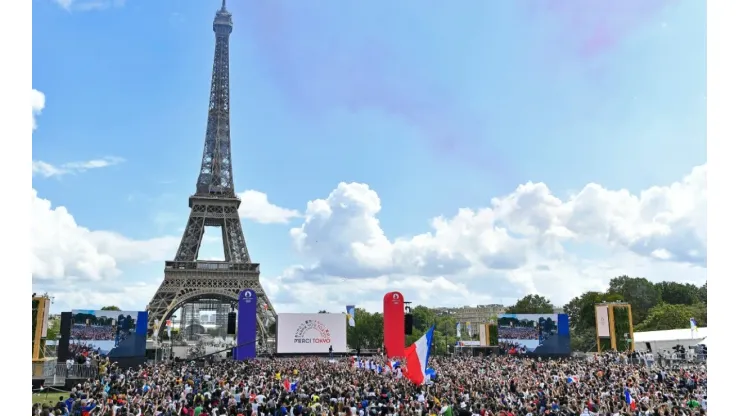 Crowd in front of the Eiffel Tower in Paris during the Olympic Games handover ceremony
