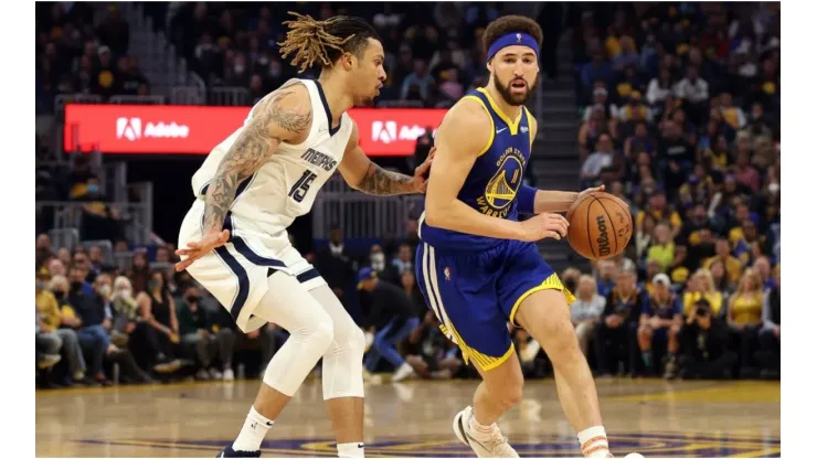 Klay Thompson of the Golden State Warriors dribbles the ball against Brandon Clarke of the Memphis Grizzlies
