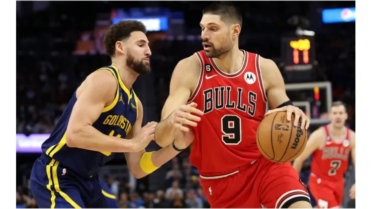 Nikola Vucevic #9 of the Chicago Bulls is guarded by Klay Thompson #11 of the Golden State Warriors
