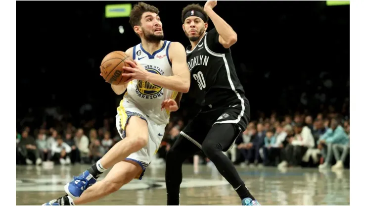 Ty Jerome #10 of the Golden State Warriors drives to the basket against Seth Curry #30 of the Brooklyn Nets
