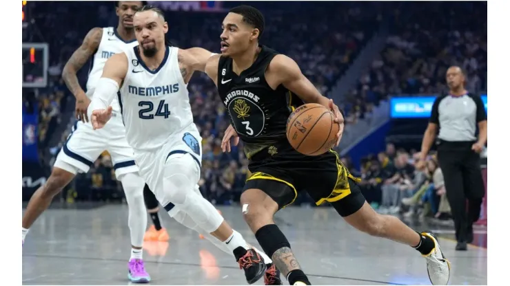 Jordan Poole #3 of the Golden State Warriors drives to the basket past Dillon Brooks #24 of the Memphis Grizzlies
