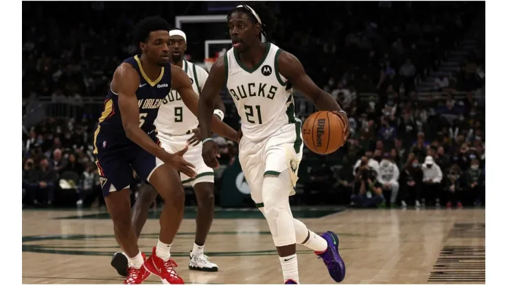 Jrue Holiday #21 of the Milwaukee Bucks drives around Herbert Jones #5 of the New Orleans Pelicans
