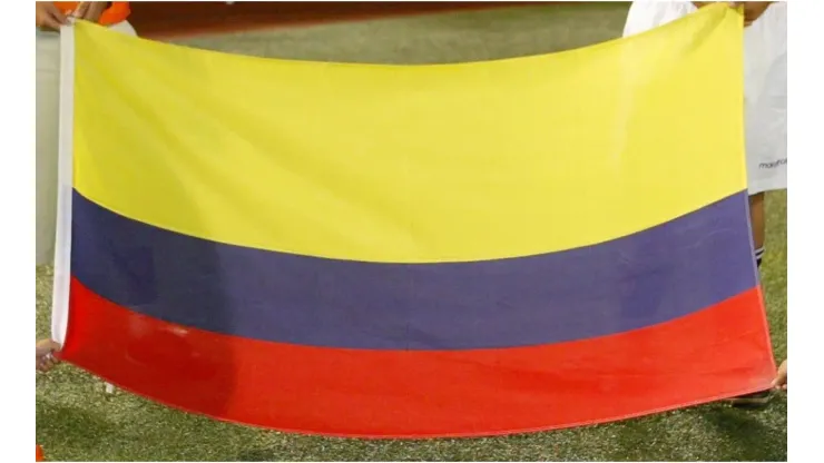 Children hold the flag of Colombia
