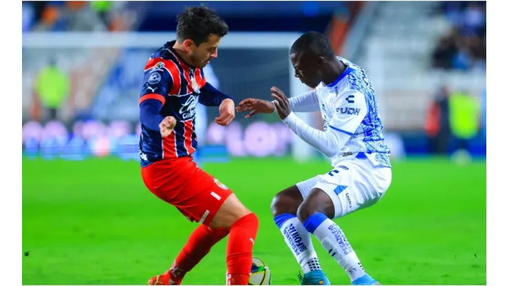 Alan Mozo of Chivas fights for the ball with Marino Hinestroza of Pachuca
