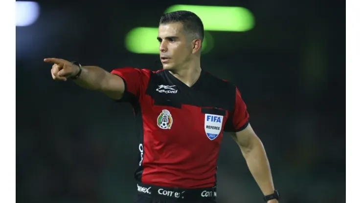 Referee Fernando Hernandez during a game in Liga MX
