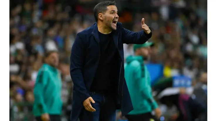 León, Guanajuato, 19 de marzo de 2023. Nicolás Larcamón, director tecnico , durante el partido de la jornada 12 del torneo Clausura 2023 de la Liga BBVA MX, entre los Esmeraldas del León y los Guerreros de Santos Laguna, celebrado en el estadio León. Foto: Imago7/ Sebastian Laureano Miranda
