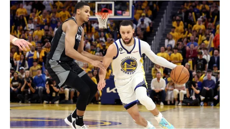 Stephen Curry #30 of the Golden State Warriors is guarded by Keegan Murray #13 of the Sacramento Kings
