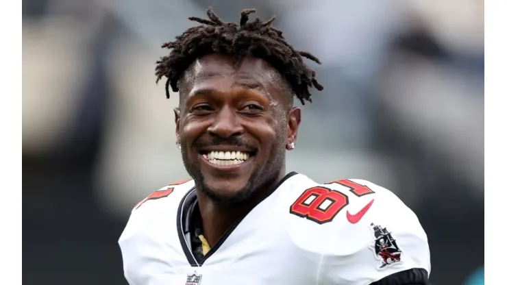 Antonio Brown during a game between the Tampa Bay Buccaneers and the New York Jets
