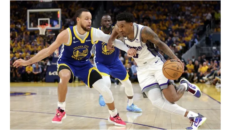 Malik Monk #0 of the Sacramento Kings is guarded by Stephen Curry #30 of the Golden State Warriors
