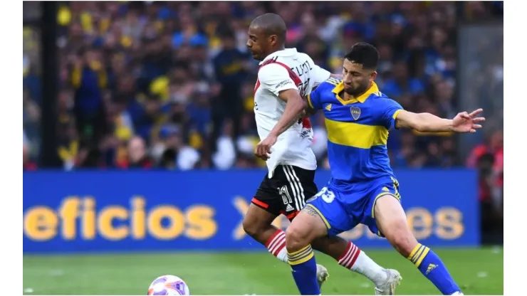 Nicolás De La Cruz of River Plate battles for possession with Alan Varela of Boca Juniors
