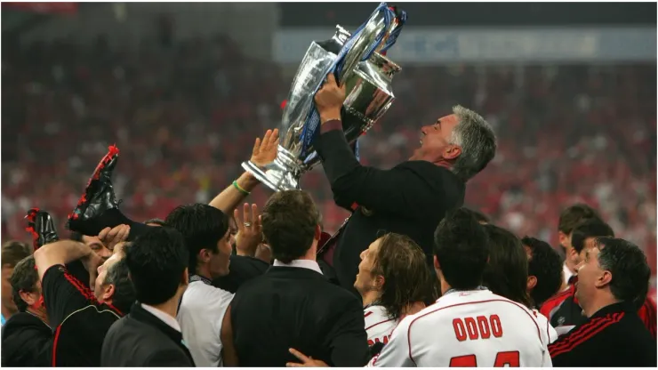 Carlo Ancelotti, the manager of AC Milan jolds the trophy
