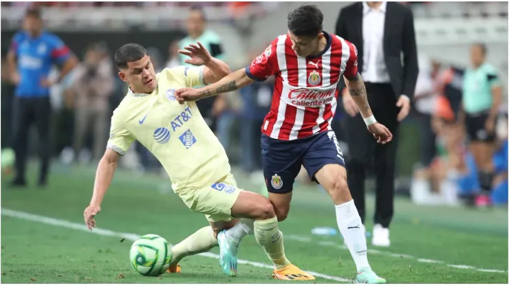 Pavel Pérez of Chivas fights for the ball with Richard Sánchez of America
