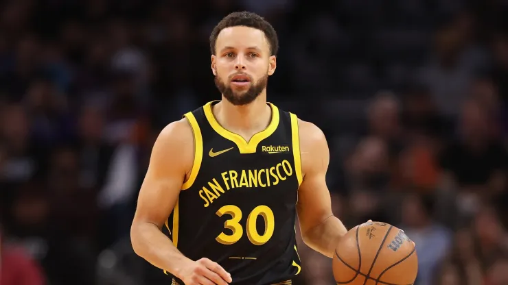 Stephen Curry of the Golden State Warriors handles the ball during a game against the Phoenix Suns.
