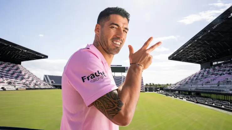 Luis Suarez doing his signature goal celebration in his Inter Miami announcement
