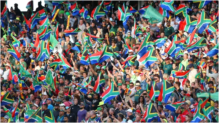 Fans waiving Southafrican flags
