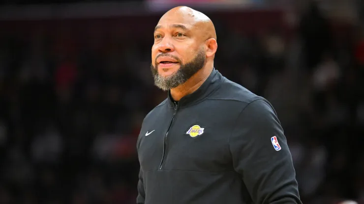 Darvin Ham looks on during a Lakers game.
