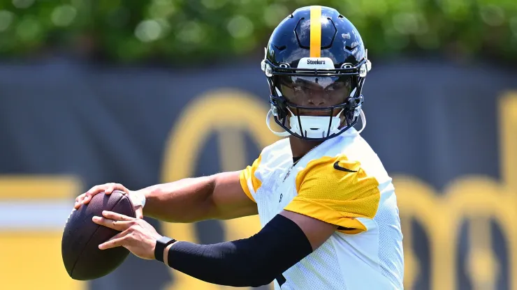 Justin Fields quarterback of Pittsburgh Steelers
