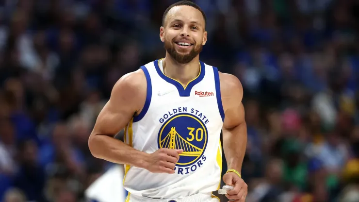 tephen Curry #30 of the Golden State Warriors reacts to a play during the second quarter against the Dallas Mavericks.
