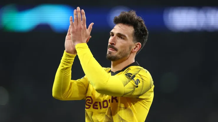 Mats Hummels of Borussia Dortmund applauds the fans following defeat to Real Madrid during the UEFA Champions League 2023/24 Final match between Borussia Dortmund and Real Madrid CF at Wembley Stadium on June 01, 2024 in London, England.
