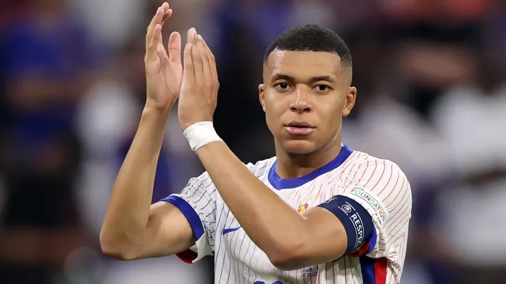 La Française Kylian Mbappe applaudit les supporters après la défaite face à l'Espagne lors du match de demi-finale de l'UEFA EURO 2024 entre l'Espagne et la France à la Munich Football Arena le 09 juillet 2024 à Munich, en Allemagne. 