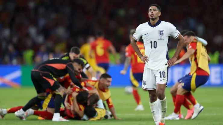 Jude Bellingham of England looks dejected as players of Spain celebrates after the UEFA EURO 2024 final match between Spain and England at Olympiastadion on July 14, 2024 in Berlin, Germany.
