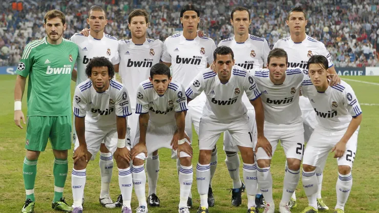 (L-R) Iker Casillas, Pepe, Marcelo Vieira, Xabi Alonso, Angel di Maria, Sami Khedira, Alvaro Arbeloa, Ricardo Carvalho, Gonzalo Higuain, Cristiano Ronaldo and Mesut Ozil pose for a team picture prior to the start of the UEFA Champions League group G match between Real Madrid and AFC Ajax at Estadio Santiago Bernabeu on September 15, 2010 in Madrid, Spain. 
