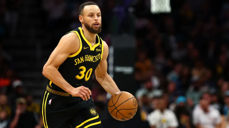 Stephen Curry #30 of the Golden State Warriors brings the ball up court during the first half of the game against the Charlotte Hornets
