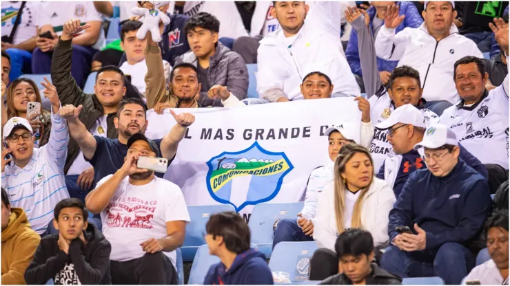 Comunicaciones fans with flag
