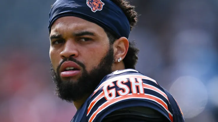 Caleb Williams #18 of the Chicago Bears warms up before the game against the Tennessee Titans at Soldier Field on September 08, 2024 in Chicago, Illinois.
