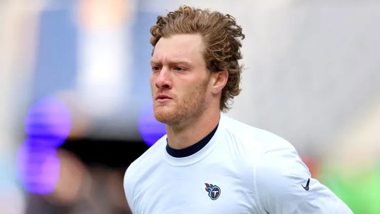 Will Levis #8 of the Tennessee Titans warms up before the game against the Chicago Bears at Soldier Field on September 08, 2024 in Chicago, Illinois. 
