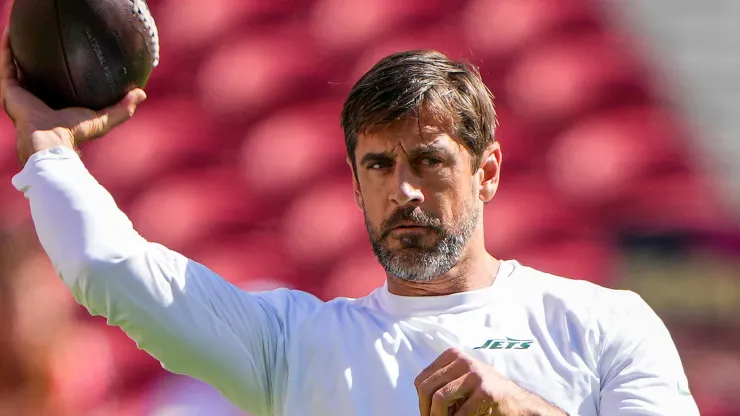 Quarterback Aaron Rodgers #8 of the New York Jets warms up before taking on the San Francisco 49ers at Levi's Stadium on September 09, 2024 in Santa Clara, California
