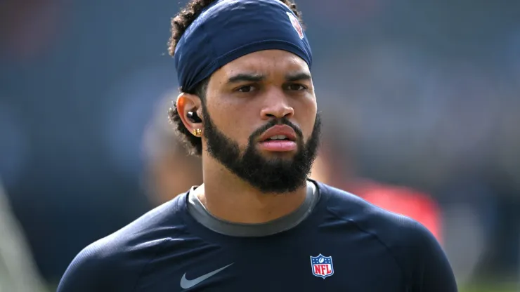 Caleb Williams #18 of the Chicago Bears warms up before the game against the Tennessee Titans at Soldier Field on September 08, 2024 in Chicago, Illinois.
