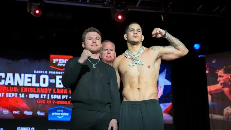 Canelo Alvarez and Edgar Berlanga pose for picture before fight.
