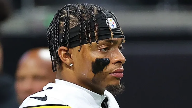 Justin Fields #2 of the Pittsburgh Steelers warms up prior to facing the Atlanta Falcons at Mercedes-Benz Stadium on September 08, 2024 in Atlanta, Georgia.
