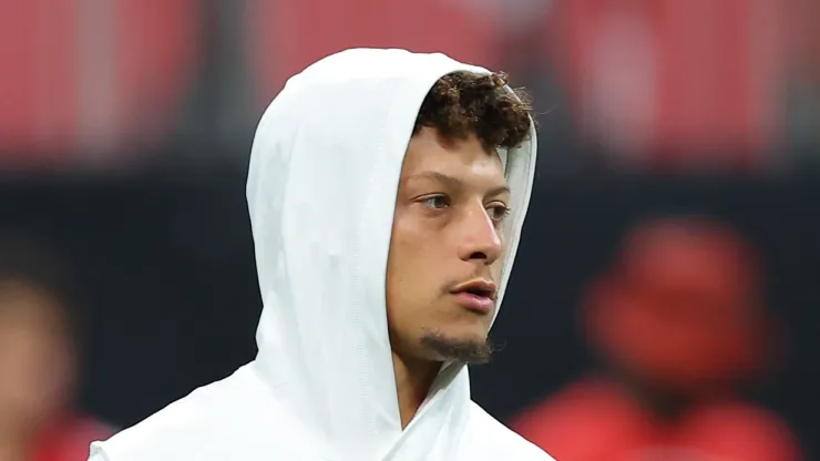 Patrick Mahomes #15 of the Kansas City Chiefs warms up prior to the game against the Atlanta Falcons at Mercedes-Benz Stadium on September 22, 2024 in Atlanta, Georgia. 
