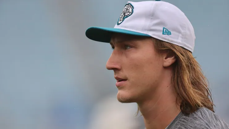 Trevor Lawrence #16 of the Jacksonville Jaguars warms up prior to a game against the Indianapolis Colts at EverBank Stadium on October 06, 2024 in Jacksonville, Florida.
