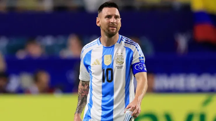 Lionel Messi of Argentina reacts as he leaves the pitch after suffering an injury during the CONMEBOL Copa America 2024 Final match between Argentina and Colombia at Hard Rock Stadium on July 14, 2024 in Miami Gardens, Florida.
