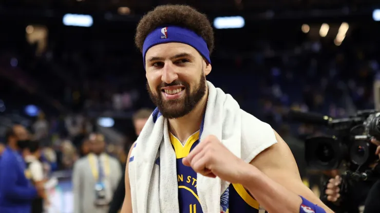 Klay Thompson #11 of the Golden State Warriors celebrates a 110-96 win against the Memphis Grizzlies
