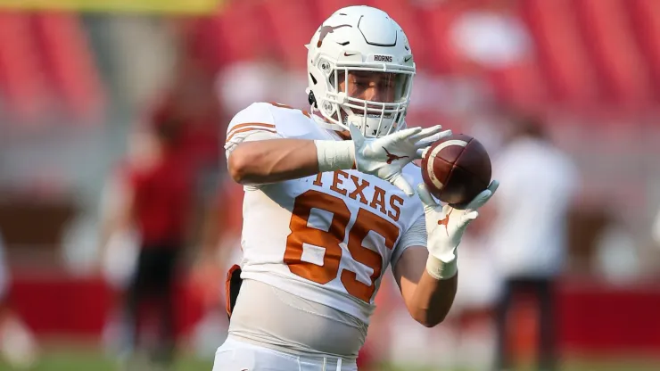 Gunnar Helm 85 Longhorn tight end looks in a ball. Arkansas defeated Texas 40-21 in Fayetteville, AR, CSM Fayetteville USA
