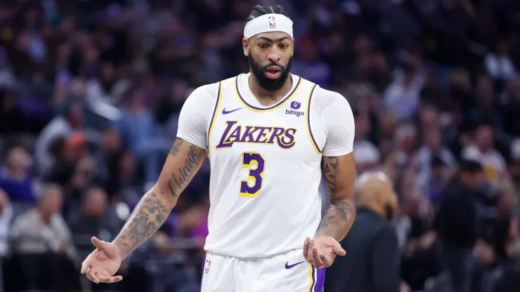 Anthony Davis #3 of the Los Angeles Lakers reacts after a play in the second quarter against the Sacramento Kings
