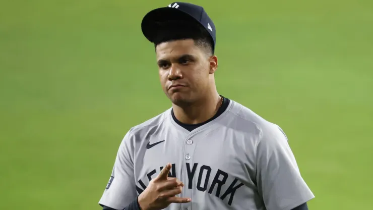  Juan Soto #22 of the New York Yankees gestures as they play the Los Angeles Dodgers in the sixth inning during Game Two of the 2024 World Series at Dodger Stadium on October 26, 2024 in Los Angeles, California. 
