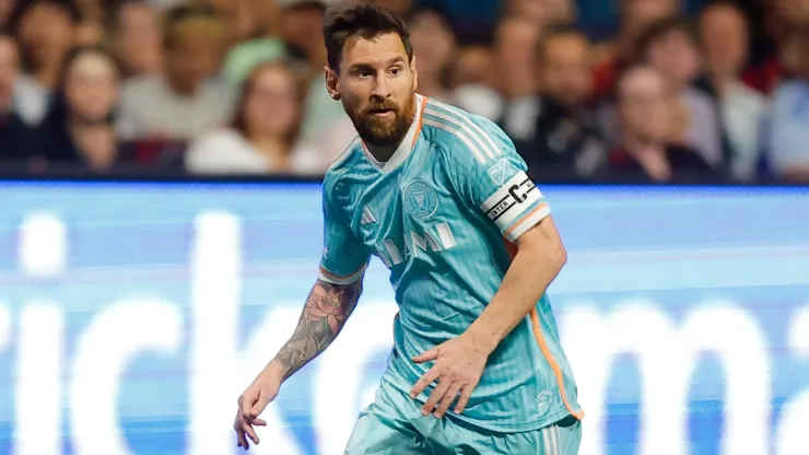 Lionel Messi #10 of Inter Miami dribbles the ball against Atlanta United during the first half of the 2024 MLS Cup Playoffs at Mercedes-Benz Stadium on November 02, 2024 in Atlanta, Georgia. 
