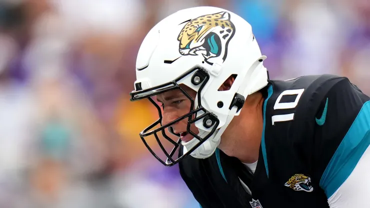 Mac Jones #10 of the Jacksonville Jaguars awaits a snap against the Minnesota Vikings during the first quarter at EverBank Stadium on November 10, 2024 in Jacksonville, Florida.
