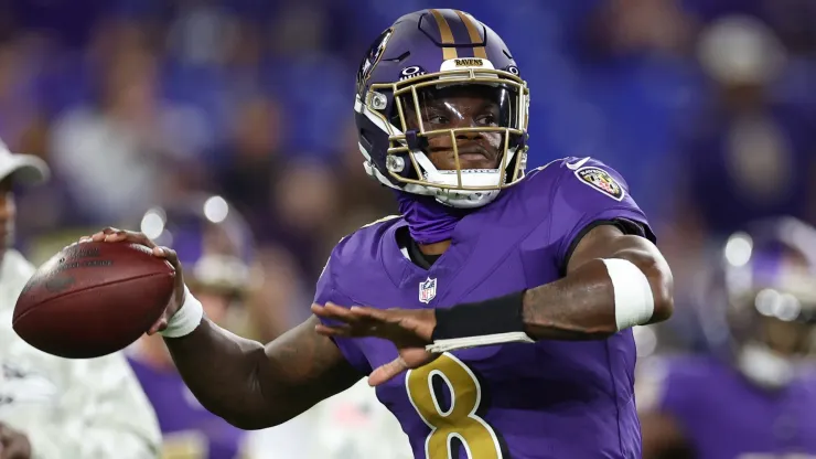 Lamar Jackson #8 of the Baltimore Ravens warms up before the game against the Cincinnati Bengals at M&T Bank Stadium on November 07, 2024 in Baltimore, Maryland.
