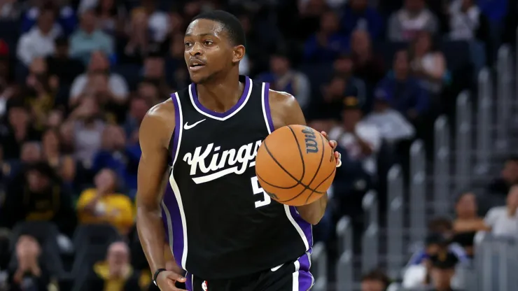 e'Aaron Fox #5 of the Sacramento Kings in action against the Golden State Warriors during their preseason game at Chase Center
