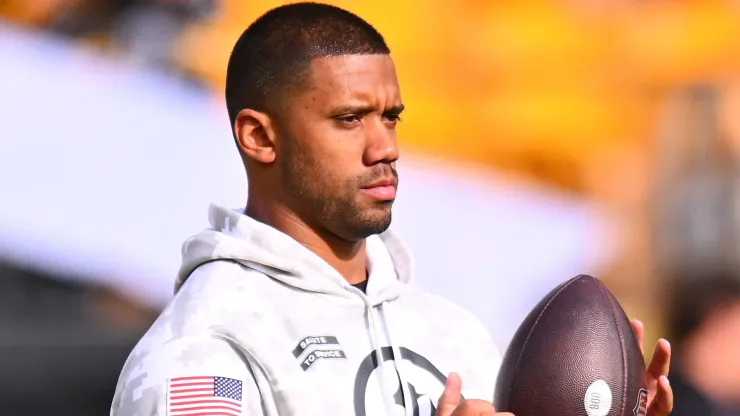 Russell Wilson #3 of the Pittsburgh Steelers warms up prior to a game against the Baltimore Ravens at Acrisure Stadium on November 17, 2024 in Pittsburgh, Pennsylvania.
