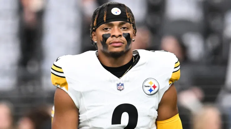 Justin Fields #2 of the Pittsburgh Steelers warms-up prior to a game against the Las Vegas Raiders at Allegiant Stadium on October 13, 2024.
