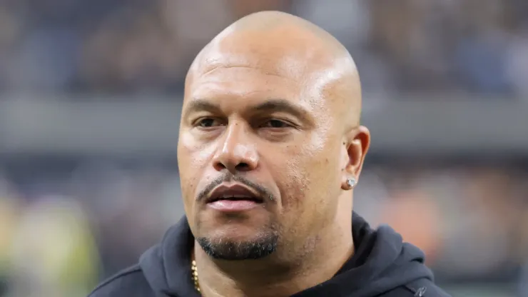 Head coach Antonio Pierce of the Las Vegas Raiders leaves the field after the team's 32-13 loss to the Pittsburgh Steelers at Allegiant Stadium on October 13, 2024 in Las Vegas, Nevada.
