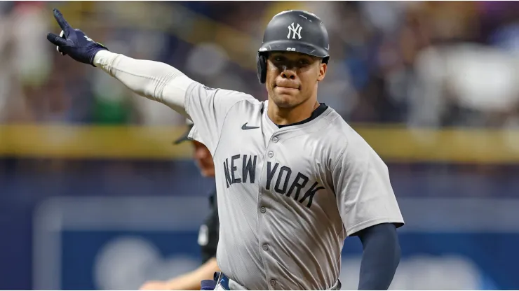 New York Yankees outfielder Juan Soto (22) celebrates after homering to right field during an MLB, Baseball Herren, USA game against the Tampa Bay Rays.
